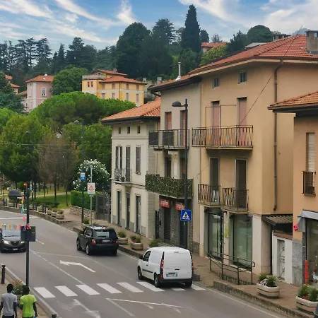 In Shared Apartment, Near Lecco Homestay Calolziocorte